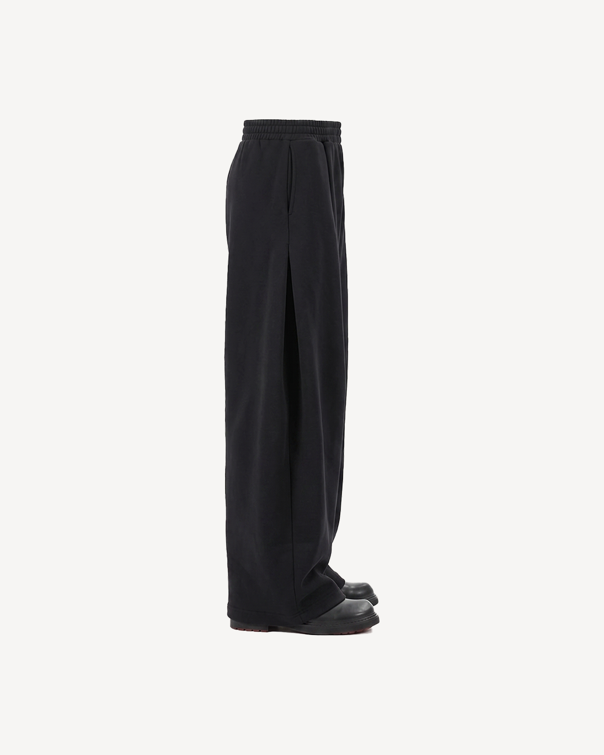 BLACK PLEATED SWEATPANTS